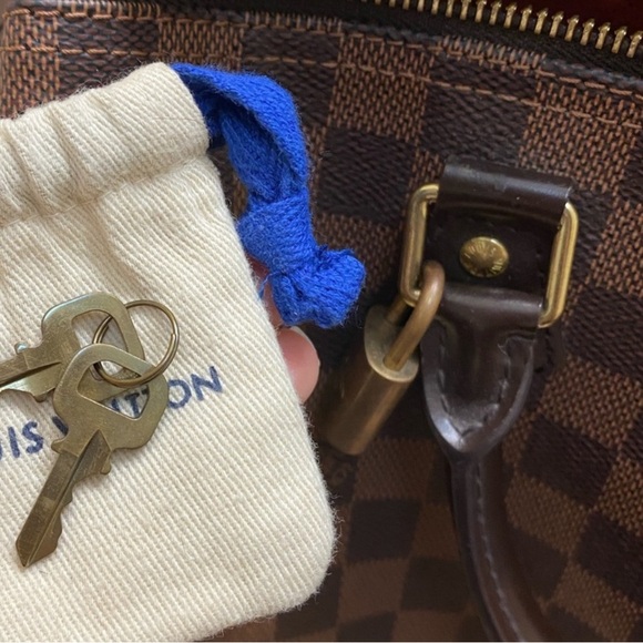 Speedy 30 Elegant Compact Louis Vuitton handbag with red matching insert - Picture 7 of 7